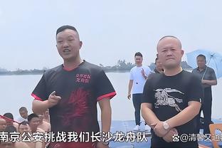 图片报：沃尔夫在替补席模仿胡梅尔斯与裁判争论，聚勒被惹笑